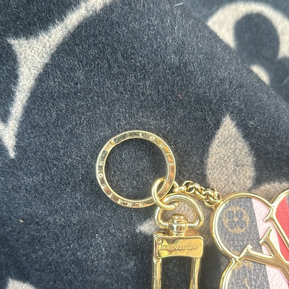 4️⃣5️⃣0️⃣Brand new authentic Louis Vuitton keychain/ bag chain - Picture 3 of 3